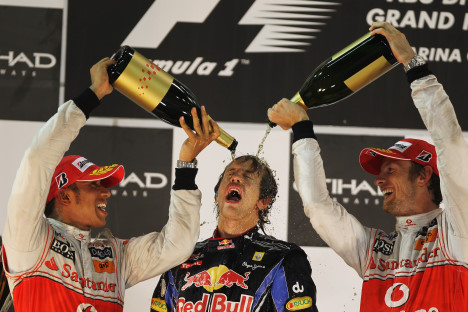 Vettel ny verdensmester - han bliver fejret af de to seneste verdensmestre